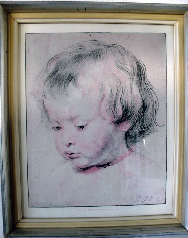 Kleine jongen met halsketting
