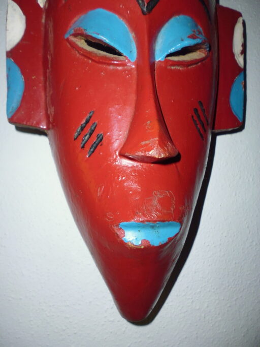 Ritueel masker in felle kleuren