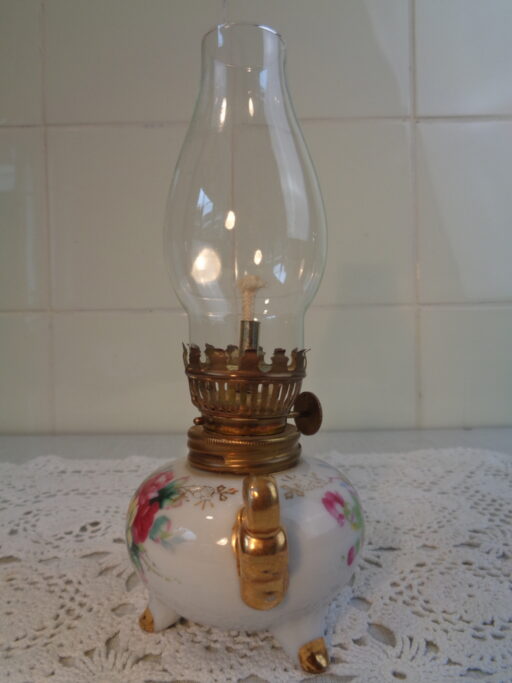 Olielampje van porselein