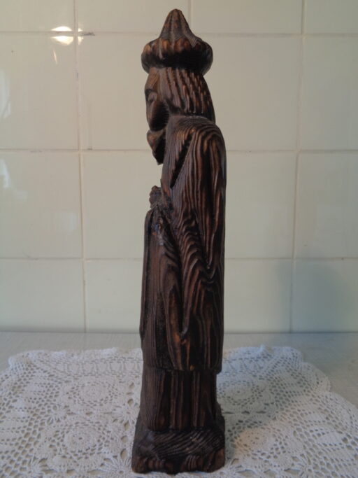 Houten beeld Wijze man