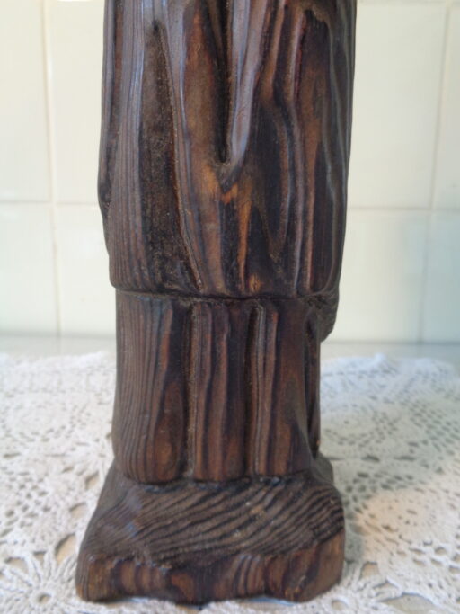 Houten beeld Wijze man