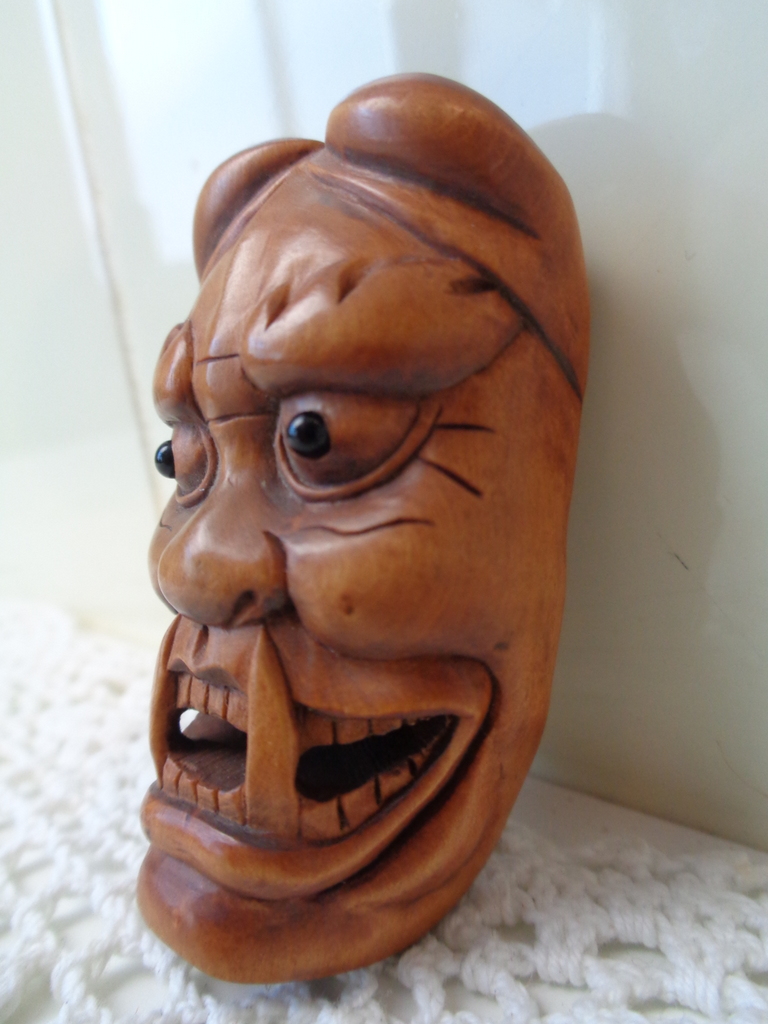 Boxwood Netsuke masker, (Ishi Kawa)