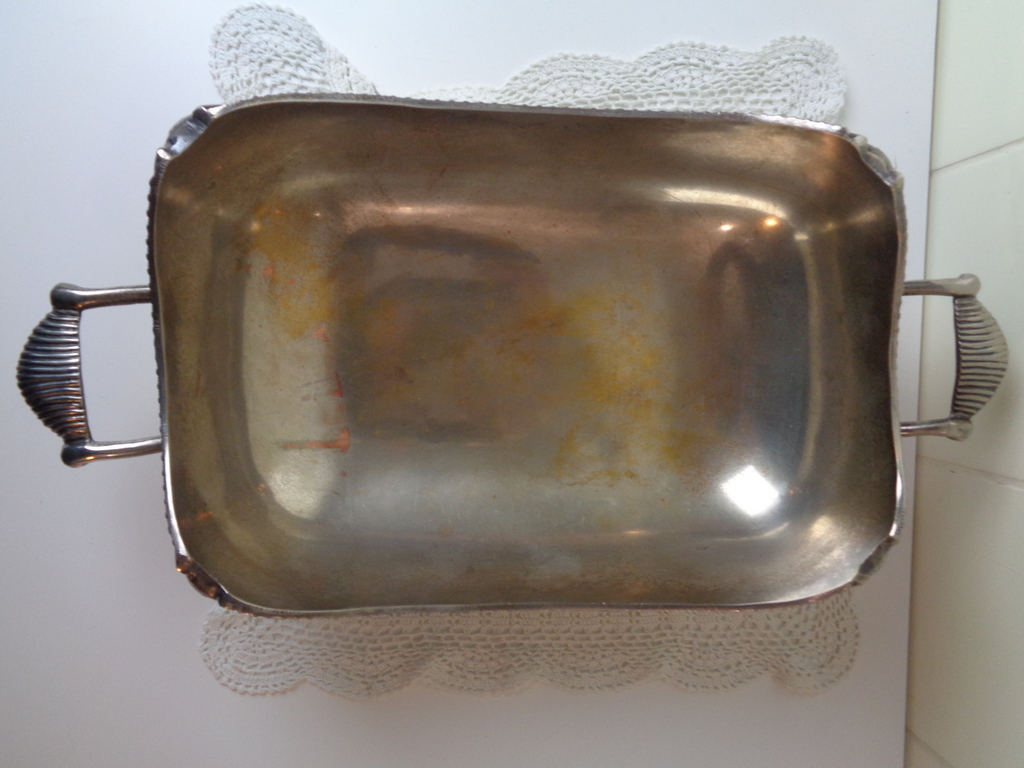 Verzilverde broodschaal met leeuwenklauwen