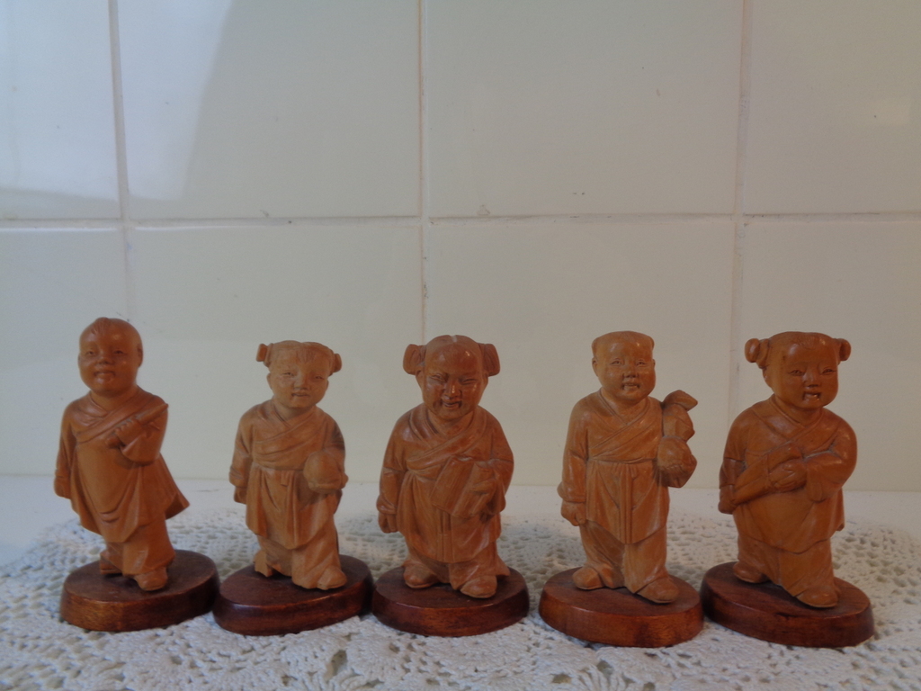 Vijf antieke houten sculpturen