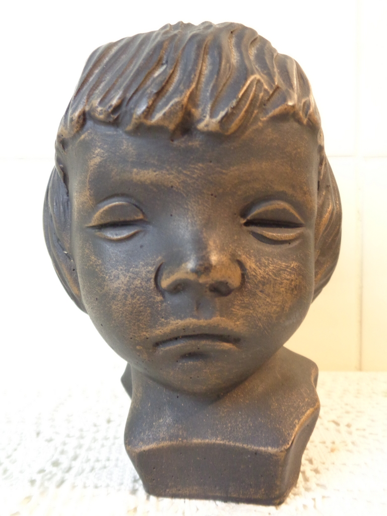 Beeld van een kinderhoofdje 24 I.A.P. ©.