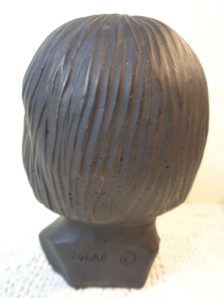 Beeld van een kinderhoofdje 24 I.A.P. ©.