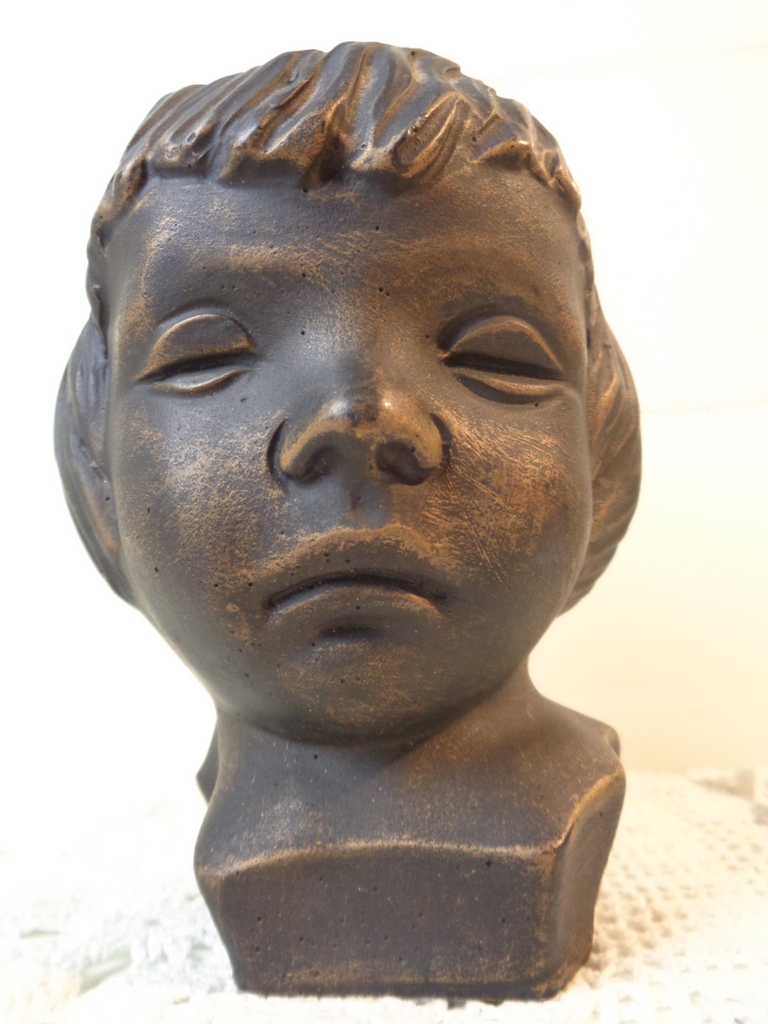 Beeld van een kinderhoofdje 24 I.A.P. ©.