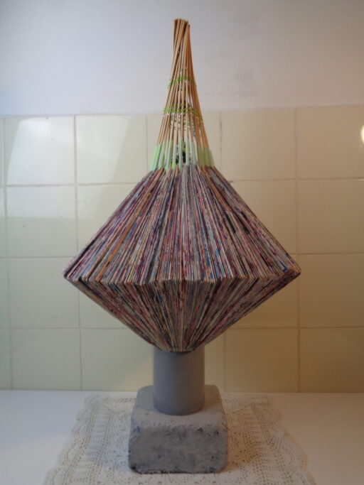 Trash art sculptuur, gesigneerd Gmé 2011