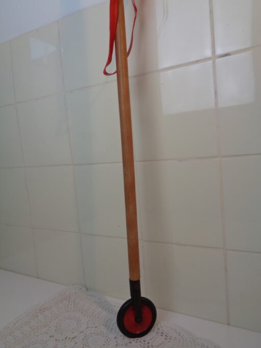 Antiek stokpaard met echt paardenhaar