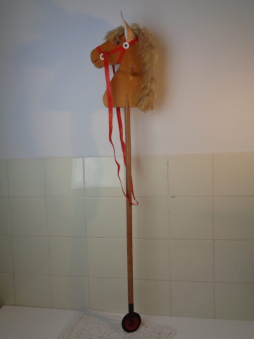 Antiek stokpaard met echt paardenhaar