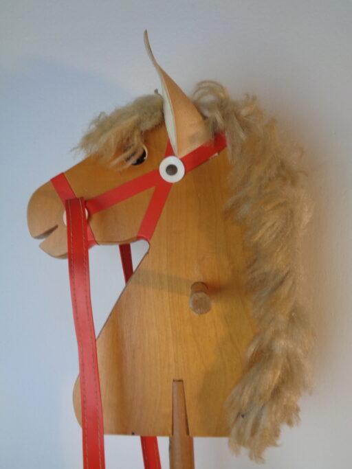 Antiek stokpaard met echt paardenhaar