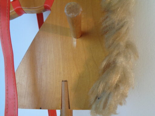 Antiek stokpaard met echt paardenhaar