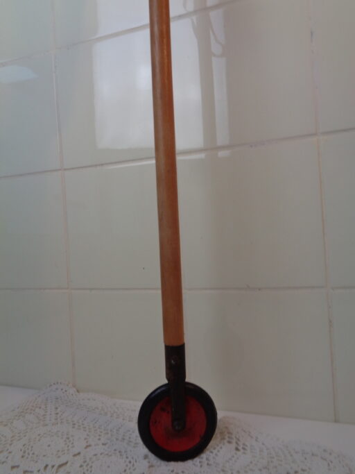 Antiek stokpaard met echt paardenhaar