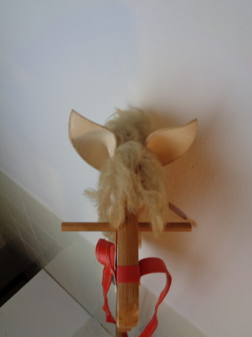 Antiek stokpaard met echt paardenhaar
