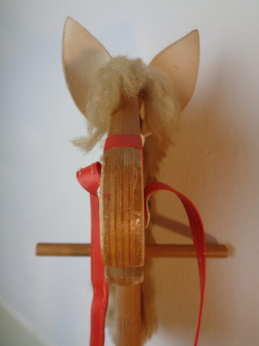 Antiek stokpaard met echt paardenhaar