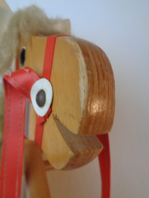 Antiek stokpaard met echt paardenhaar