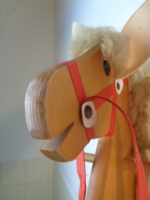 Antiek stokpaard met echt paardenhaar