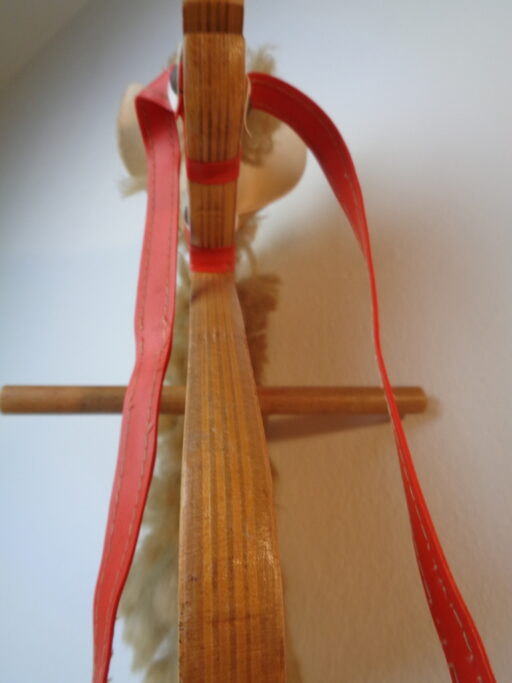 Antiek stokpaard met echt paardenhaar