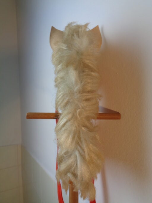 Antiek stokpaard met echt paardenhaar
