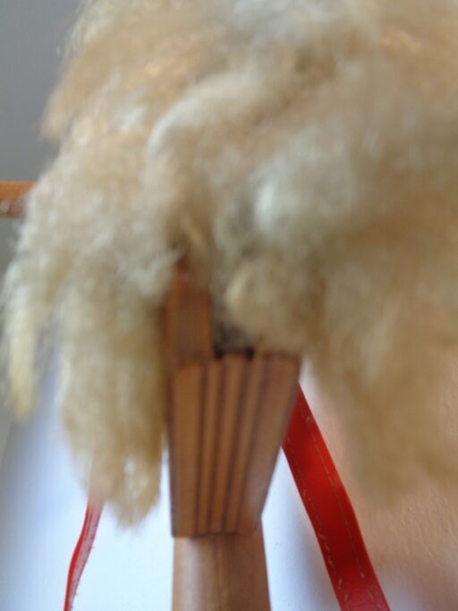 Antiek stokpaard met echt paardenhaar