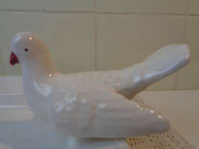 Porseleinen schaal met duif