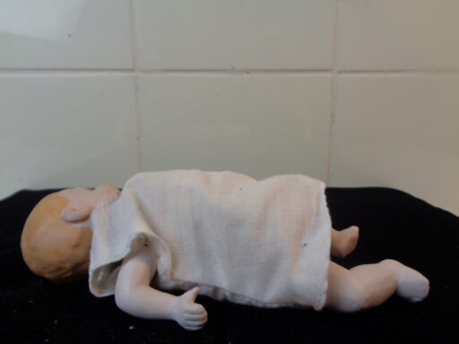 Antiek babypopje geheel van porselein