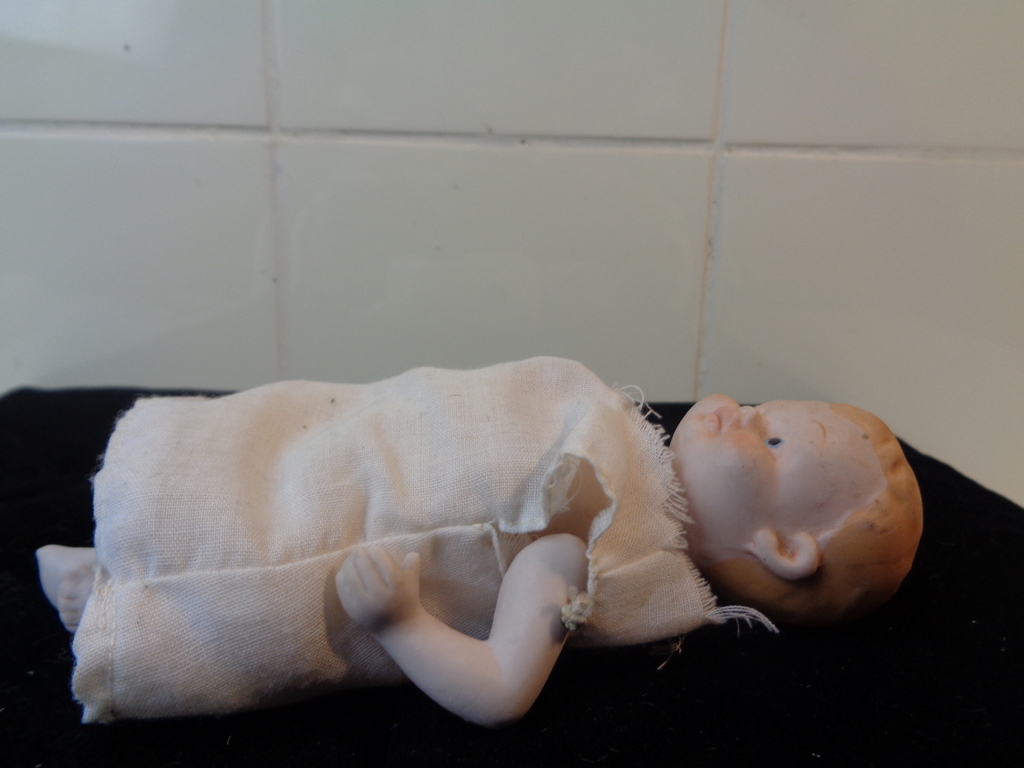 Antiek babypopje geheel van porselein