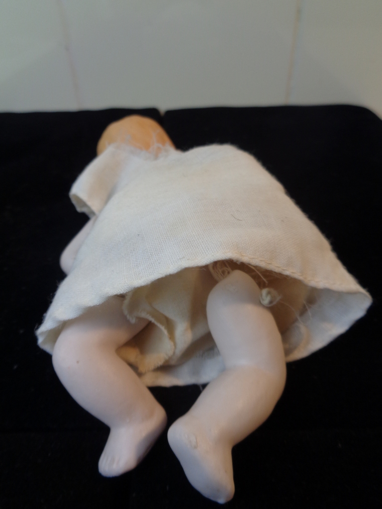 Antiek babypopje geheel van porselein