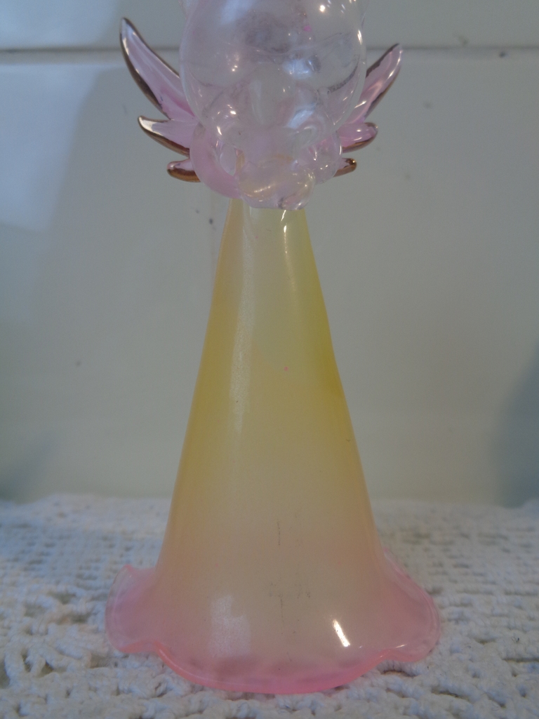 Prachtige engelen van glas en aardewerk