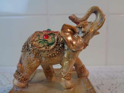 Fraai gedecoreerd juwelendoosje met olifant