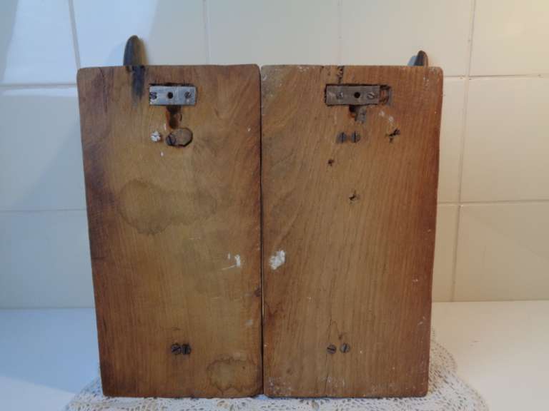 Hoorns op houten panelen