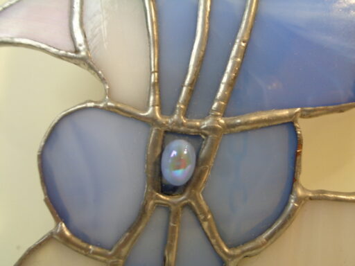 Glas in lood hanger eend of gans met fraaie steen