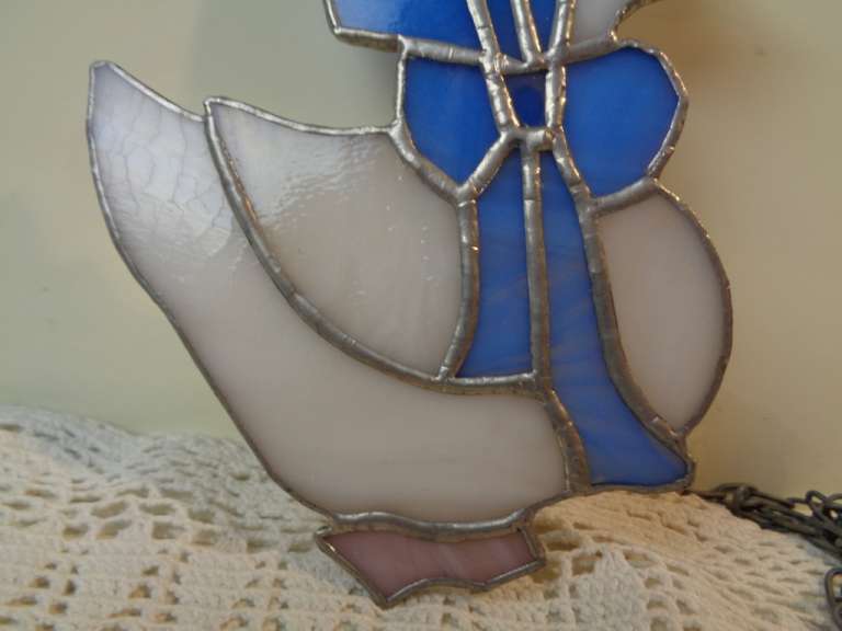 Glas in lood hanger eend of gans met fraaie steen