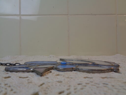 Glas in lood hanger eend of gans met fraaie steen