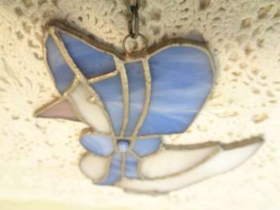Glas in lood hanger eend of gans met fraaie steen