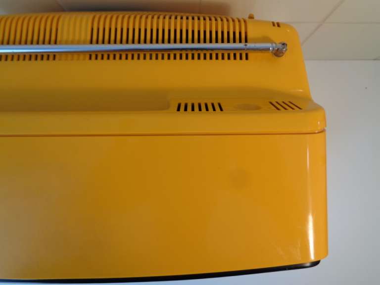 Knalgele vintage tv Grundig Triumph 1420 uit 1978