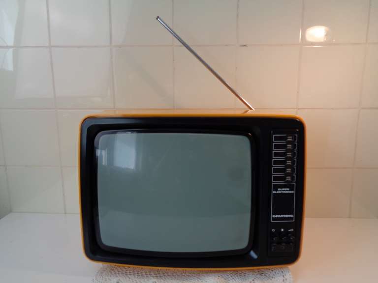 Knalgele vintage tv Grundig Triumph 1420 uit 1978