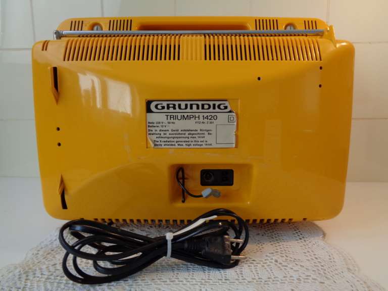 Knalgele vintage tv Grundig Triumph 1420 uit 1978