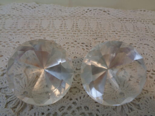 Twee kristallen objecten