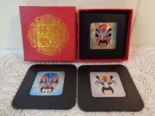 Fraaie onderzetters gedecoreerd met maskers