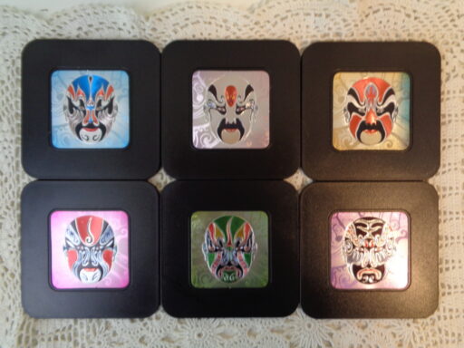 Fraaie onderzetters gedecoreerd met maskers