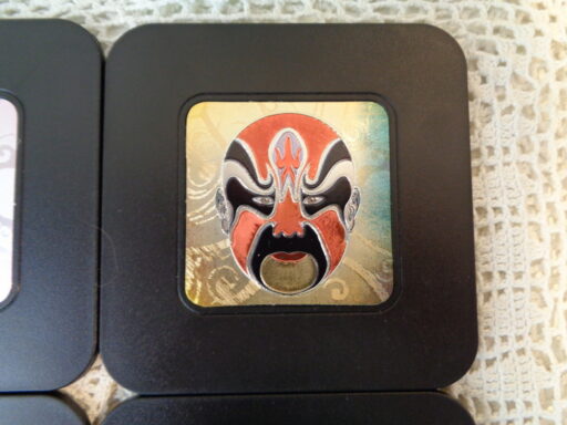 Fraaie onderzetters gedecoreerd met maskers