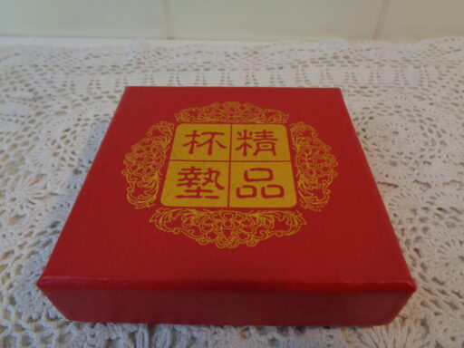 Fraaie onderzetters gedecoreerd met maskers