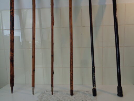 Collectie wandelstokken uit grootmoeders tijd