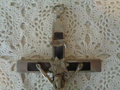 Fraai gedecoreerd antiek tinnen kruis