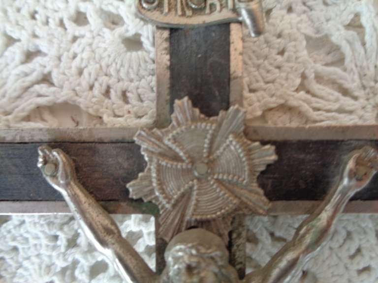 Fraai gedecoreerd antiek tinnen kruis