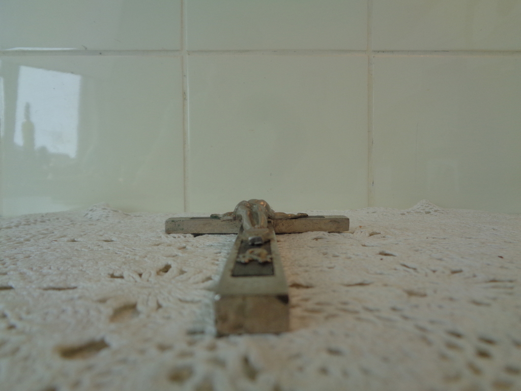 Fraai gedecoreerd antiek tinnen kruis