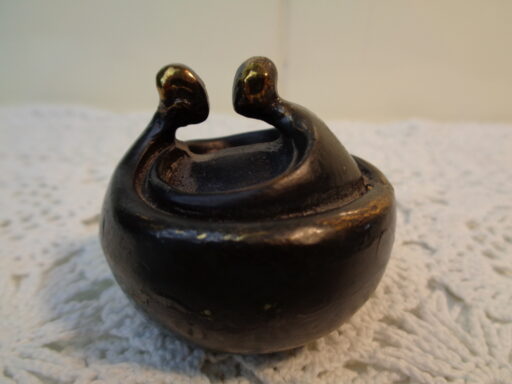 Kunstenaar onbekend (JN?) Samen Veilig Twee lieflijke bronzen sculpturen