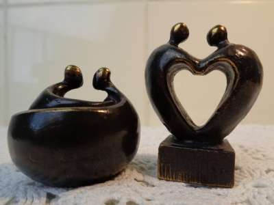 Kunstenaar onbekend (JN?) Samen Veilig Twee lieflijke bronzen sculpturen