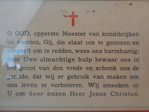 Twee religieuze teksten in houten omlijstingen